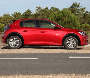 Peugeot e-208 ou Megane E-tech : les électriques françaises ont le vent en poupe